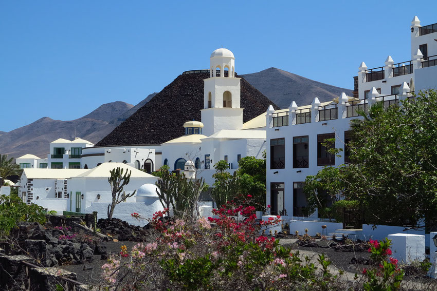 Hotel Volcán Lanzarote. *****L. In der sakralen Eingangshalle vier Gemälde von Ildefonso Aguilar