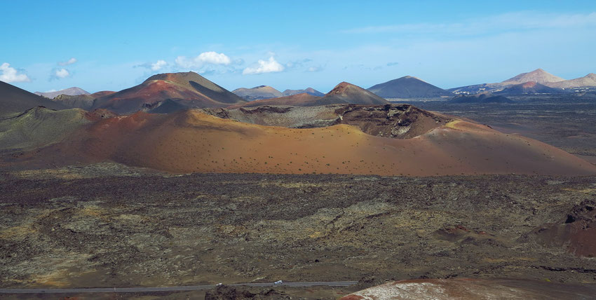 Montanas del Fuego, eine urzeitlich anmutende Vulkanlandschaft, die zwischen 1730 und 1736 entstand. Blick auf die Caldera del Corazoncillo