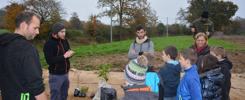 Atelier de plantation de la haie bocagère réalisé par l'association Les Potagers du Cormier et les Apprentis Buissonniers