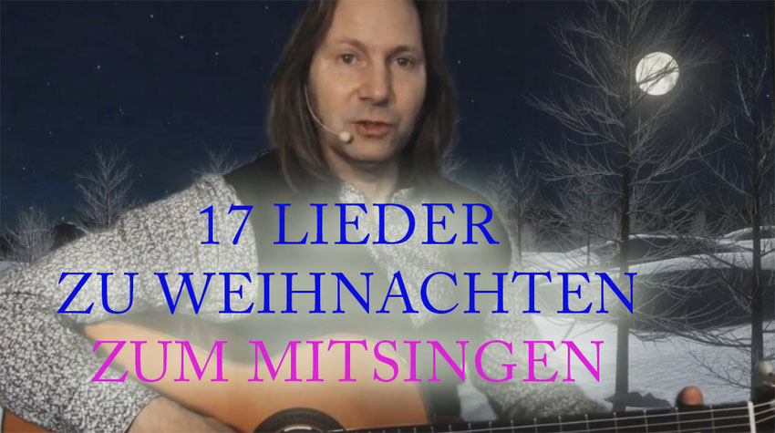 Marcel Haag mit Gitarre vor nächtlicher Winterlandschaft, Weihnachtslieder singend