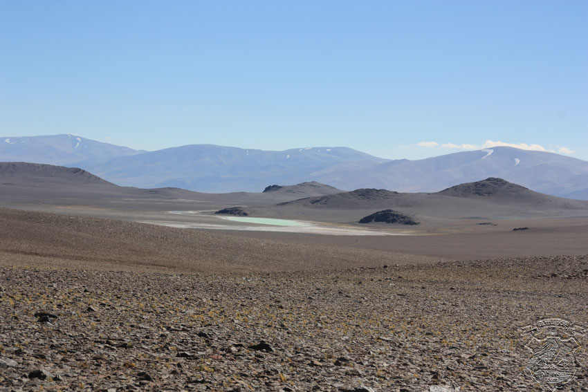 Mientras rodeamos el cerro Chepical, vemos al sur una hermosa lagunita celeste.