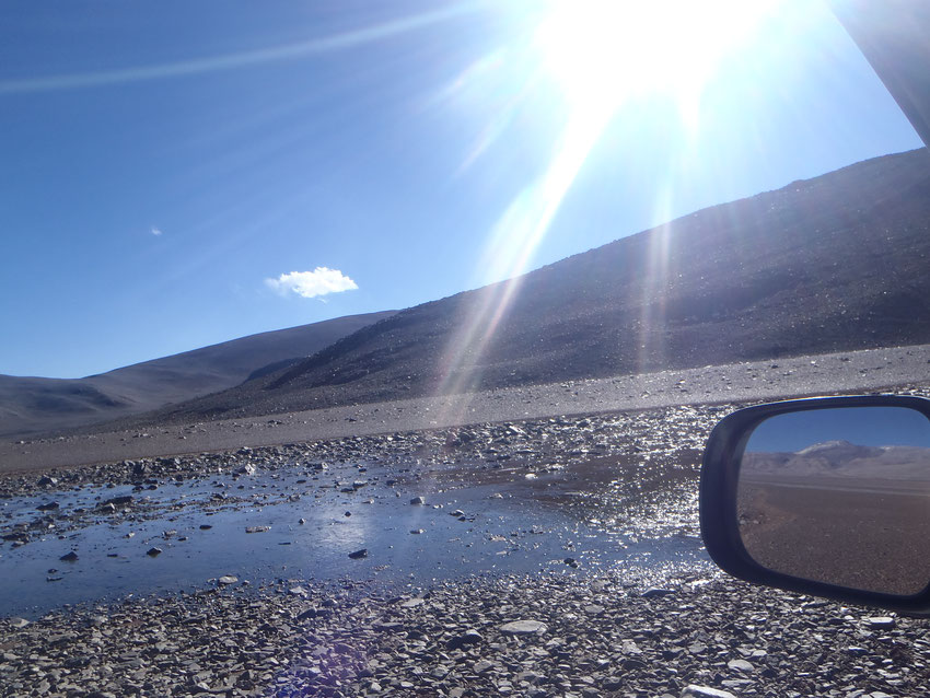 Llegamos con buen horario para armar el campamento y relajarnos tomando unos exquisitos mates y para preparar una cena caliente. Dormiríamos a 4700 mts. con vientos del  Pacífico.