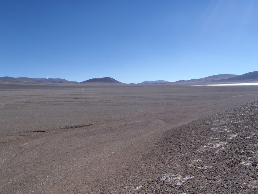 Ya estamos por empalmar la ruta 76 que nos llevará a la Quebrada de Santo Domingo. A lo lejos Tony se acerca después da haber hecho una sesión fotográfica de la laguna