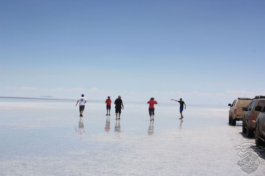 Cielo o salar? Todo se confunde. Debemos utilizar los lentes oscuros porque la radiación del sol y el reflejo en esa inmensidad blanca nos ciega por completo.