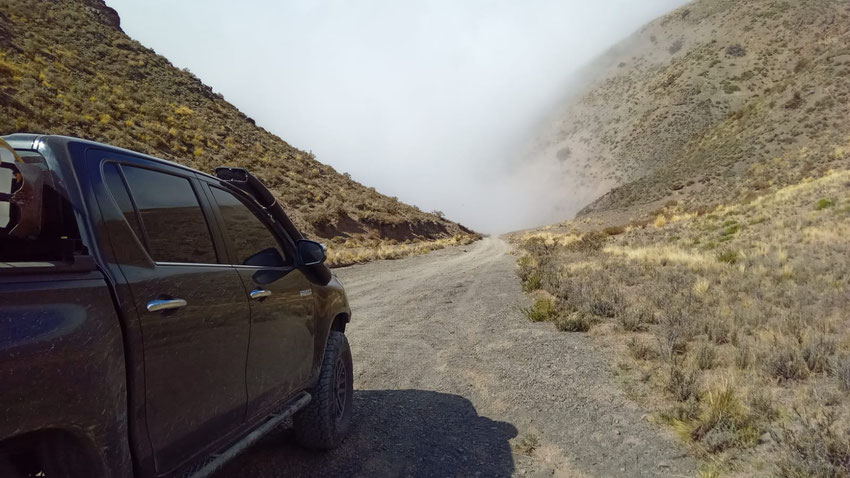 Ya salidos de la quebrada dejamos la niebla atrás, la cual se disipó bastante como para seguir avanzando.