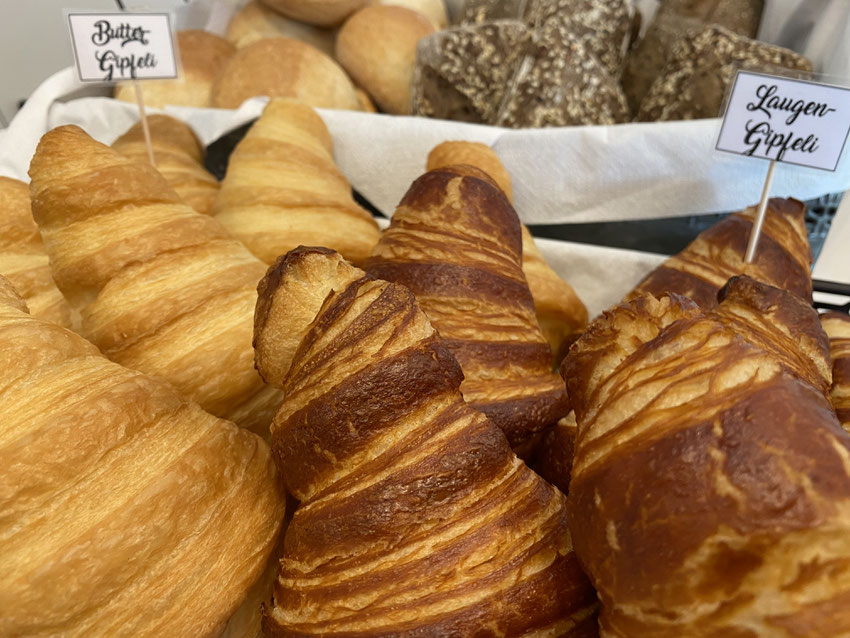 Buttergipfeli, Laugen-Gipfeli, Semmeln und Vollkorn-Brötchen