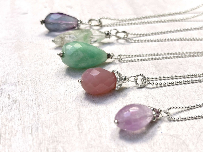 Ketten mit Edelstein Anhänger in violett, grün, rosa und lavendel in Silber