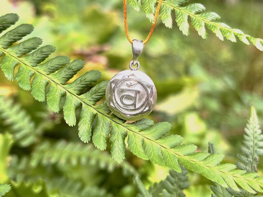 Kette mit handgefertigten Sakral Chakra Symbol Anhänger in Silber - Yoga Schmuck von SUMAJU