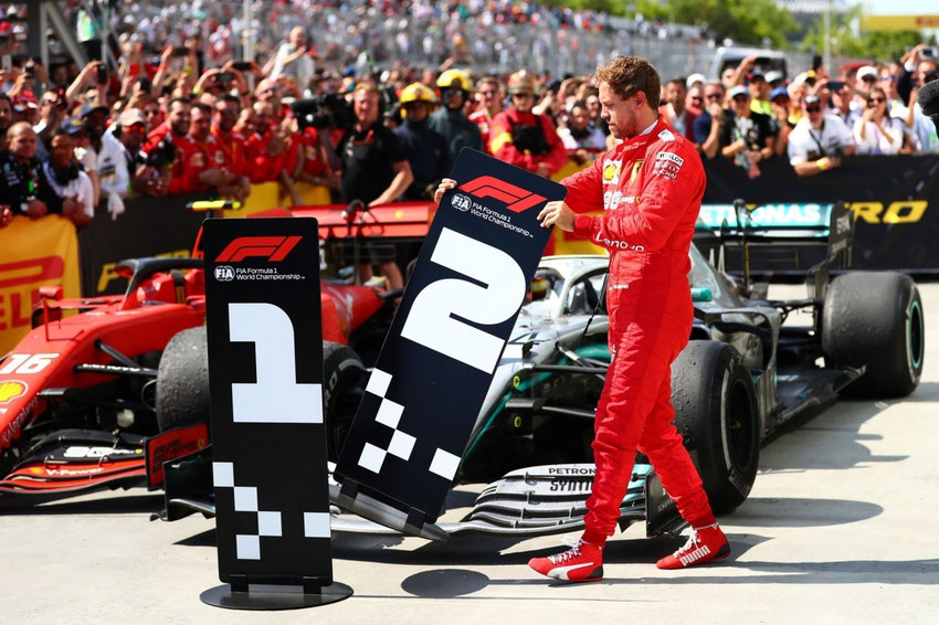 S. Vettel scambia il cartello del vincitore dopo il Gran Premio di Canada 2019. © (Photo by Dan Istitene/Getty Images).