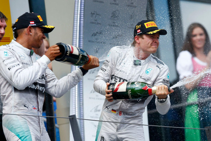 Lewis Hamilton e Nico Rosberg del Mercedes AMG Petronas F1 Team festeggiano sul podio la doppietta al Gran Premio d’Austria 2014. © (Hoch Zwei/Corbis via Getty Images). 