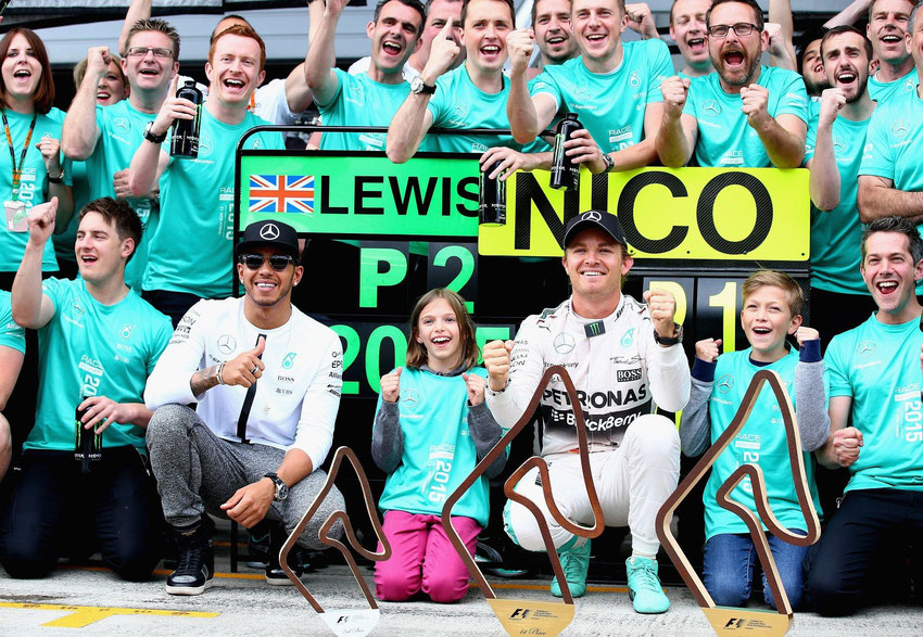 Nico Rosberg e Lewis Hamilton del Mercedes AMG Petronas F1 Team celebrano la doppietta di giornata in pit lane con la squadra. © (Mark Thompson/Getty Images)