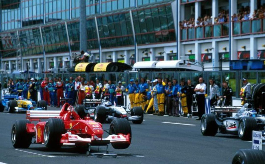 La Ferrari di Barrichello sui cavalletti prima della partenza del gp di Francia 2002, che non disputerà mai