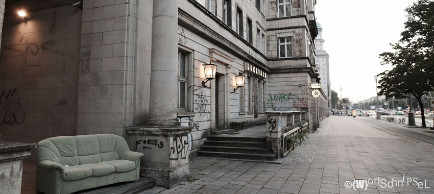 auch mal mitten auf der Karl-Marx-Allee ein Sofa aufstellen, nicht schlecht...gefunden beim Eingang zur Pablo-Neruda-Bibliothek