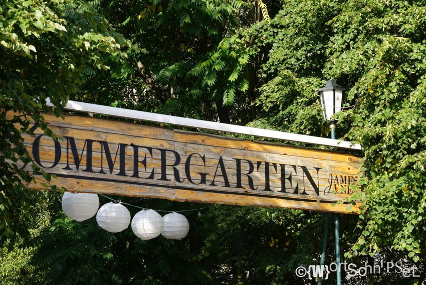 im Sommer lässt es sich im James June herrlich bei Bierchen und Burger sitzen und entspannen; wilde 90ziger Parties finden hier auch statt!