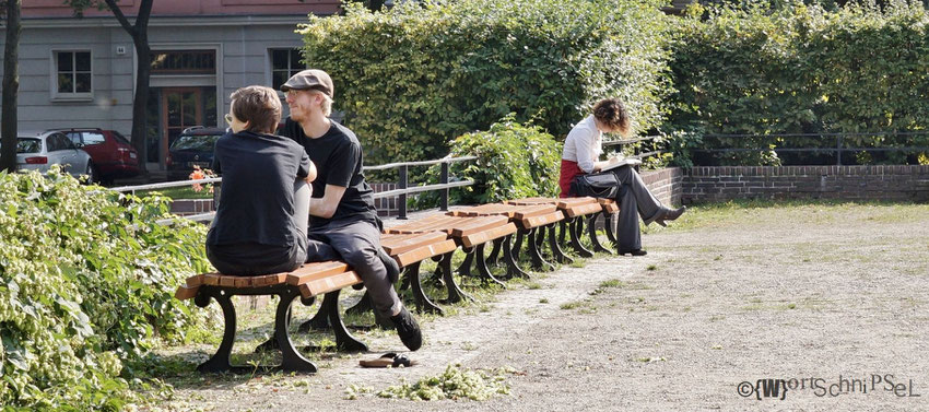 Am Arnswalder Platz wird herbstliche Sonne getankt.