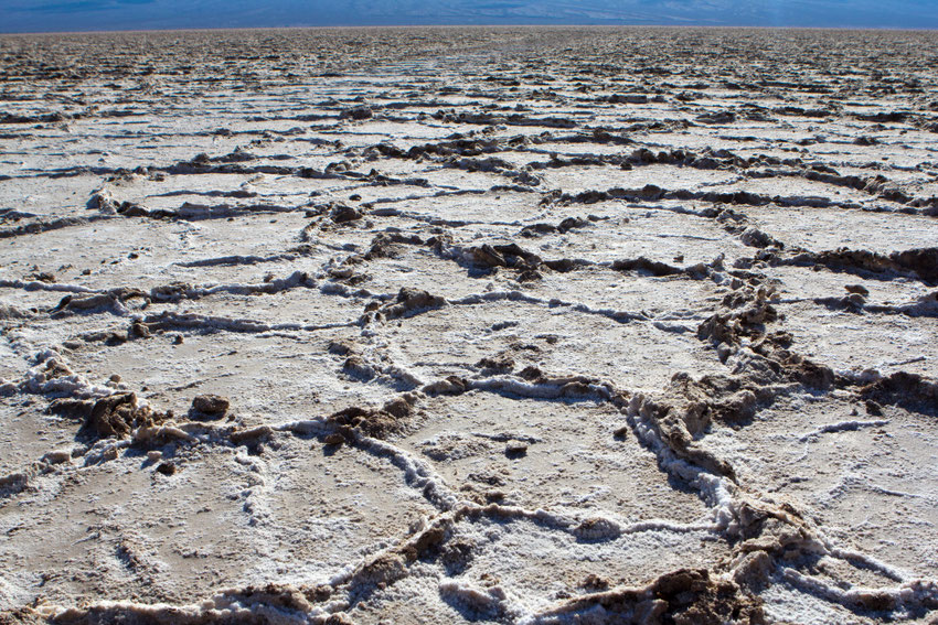 Išdžiūvęs druskos ežeras Badwater Basin Mirties slėnyje