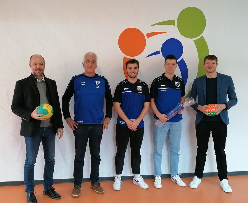 Stefan Grimm (Bürgermeister), Norbert Fürst (FSJ-Einsatzstelle), Noah Böhrer, Felix Gärtner, Steven Bundschuh (Schulleiter)