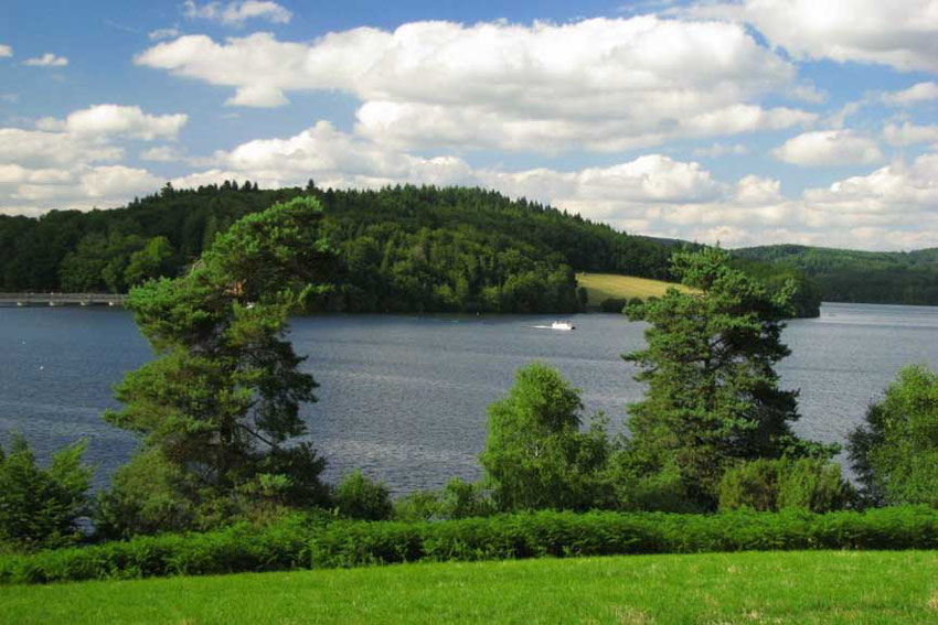 randonnée avec un âne au lac de vassivière en limousin