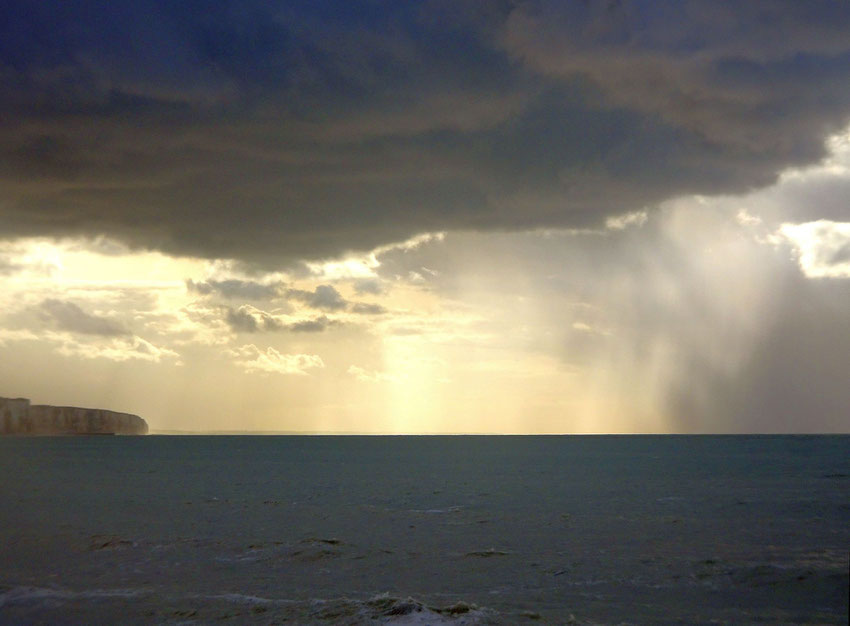 Soleil et pluie sur la mer