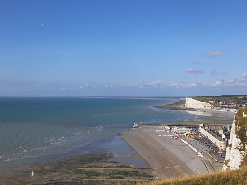 Le phare du Tréport et la falaise de Mers