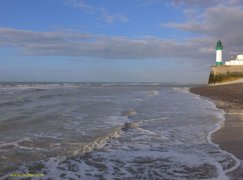 Le phare du Tréport, vu de la plage