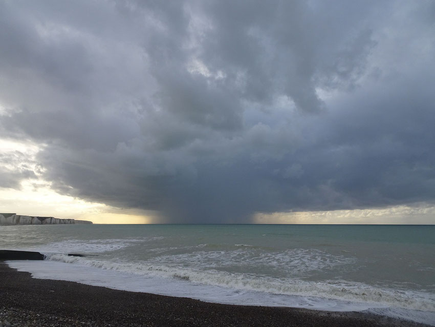 La pluie sur la mer