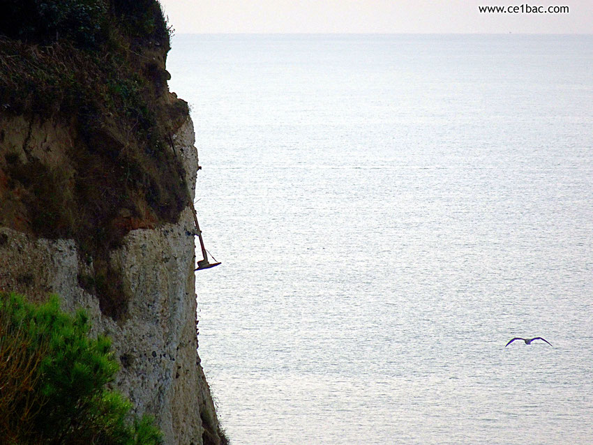 Un réverbère sur le point de tomber de la falaise