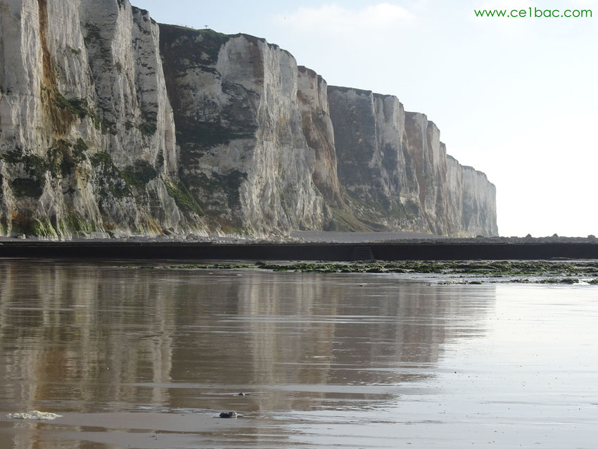 Reflet de la falaise sur le sable