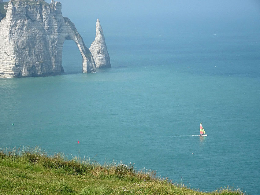 Mer calme, fin juin à Etretat