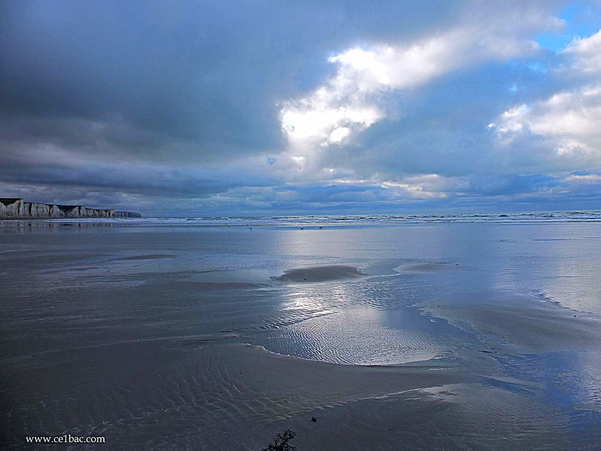 Reflet des nuages sur le sable mouillé