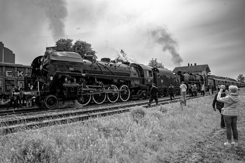 Die Mikado und die 241.A.65 in Lüsslingen vor der Rückfahrt nach Solothurn