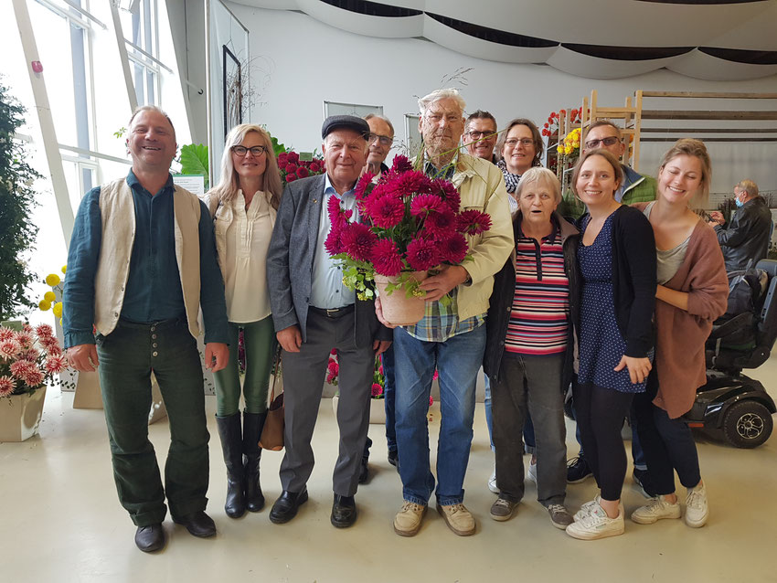 Peter Braasch mit Familie und Dirk, Katrin und Heinz Panzer - im Vordergrund die frischgetaufte Dahlie