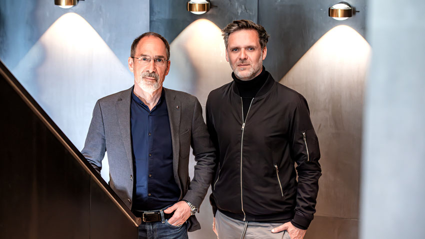 „Professionelles Business-Duo, fotografiert von Daniel Blieffert im Fotoatelier Daniel Blieffert, Hamburg. Die beiden Business-Partner strahlen Seriosität und Vertrauen aus, perfekt inszeniert für Ihre Unternehmenspräsenz.“