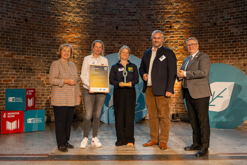 Von links: Präsidentin der Deutschen UNESCO-Kommission, Prof. Dr. Maria Böhmer, Zooschulleiterin Ina Deiting, Dr. Rebecca Schulte-Iserlohe (Wiss. Zooschulmitarbeiterin), Tierparkleiter Dr. Nils Kramer & Dr. Thomas Greiner vom Bundesbildungsministerium