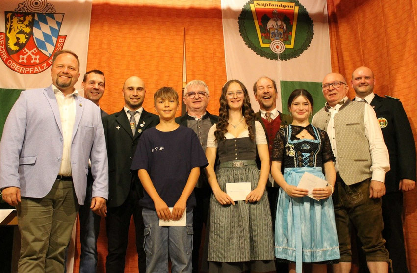 Die Gewinner der einzelnen Scheiben mit Landrat Hubert Schicker links, Bgm Andreas Malzer 2.v.l. und 1.GSM Florian Greil rechts im Bild