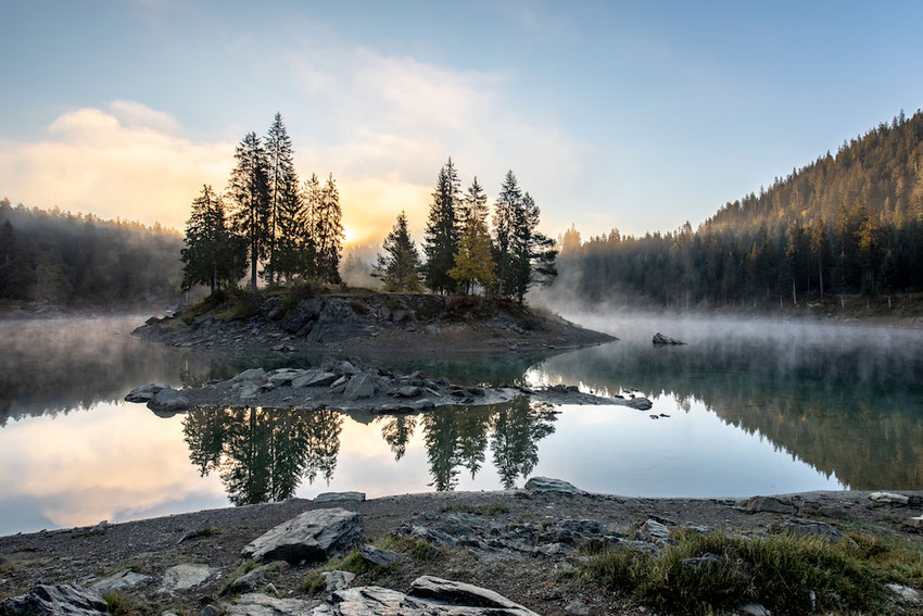 Caumasee Insel Nebel Flims mystisch