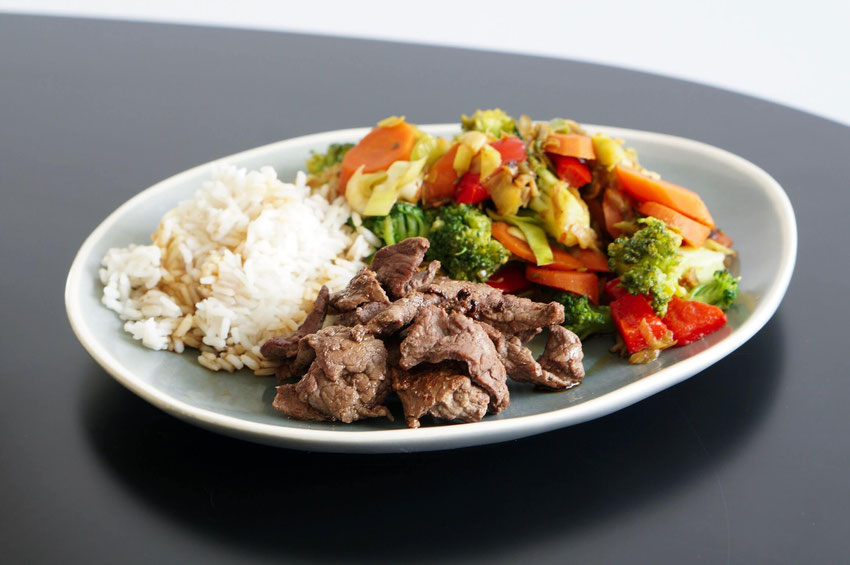 Asiatischer Gemüsesalat mit Rind und Reis | clean & schnell zubereitet