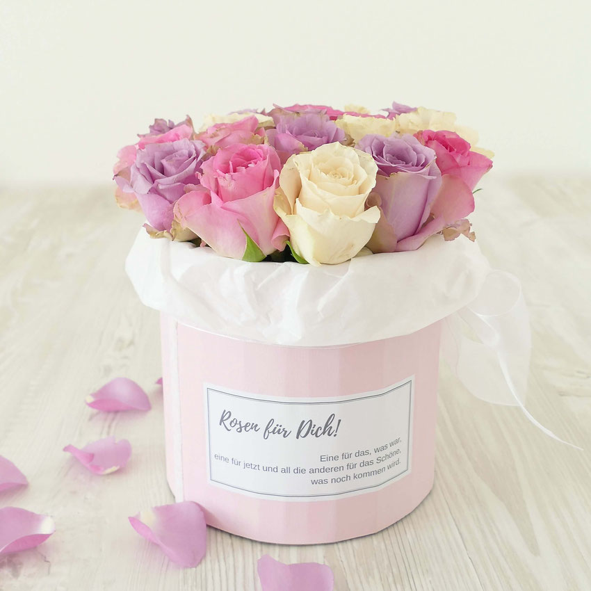 Rosa, lila und weisse Rosen in runder Kartonbox mit Etikette Rosen für Dich