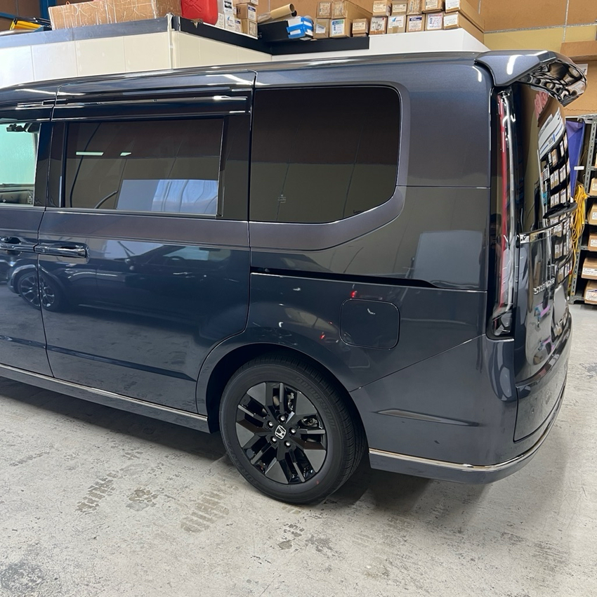 ホンダ ステップワゴン 遮熱スモークフィルム WINCOS GY-3IR 車内シルエット