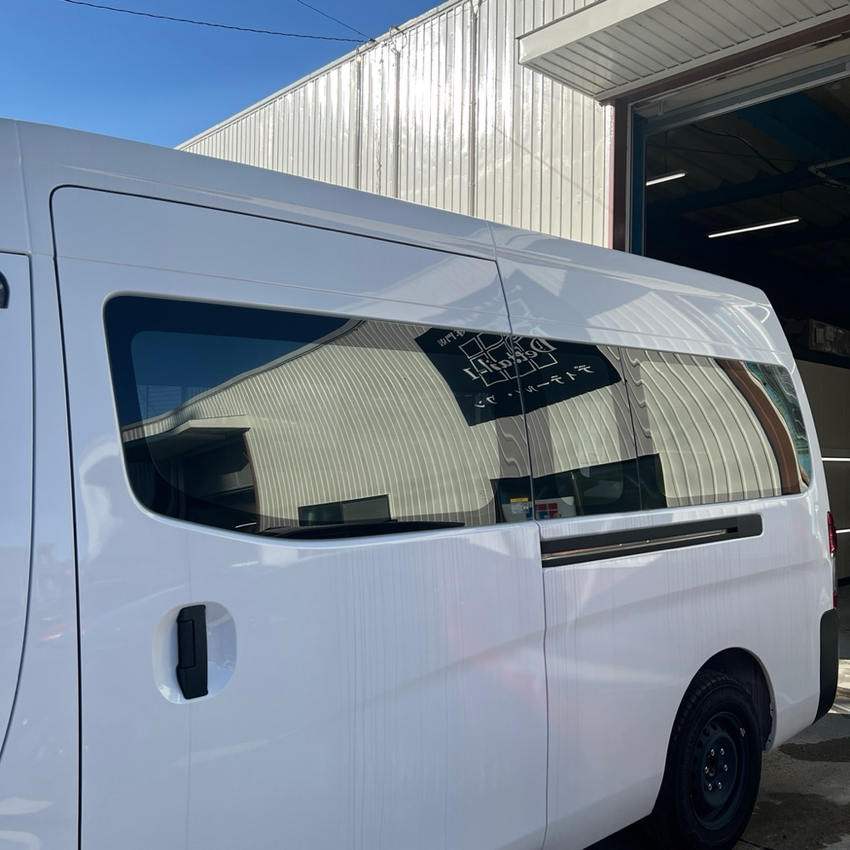 ニッサン　キャラバン　カーフィルム施工　遮熱フィルム　ブラックパール　リアサイド施工後②