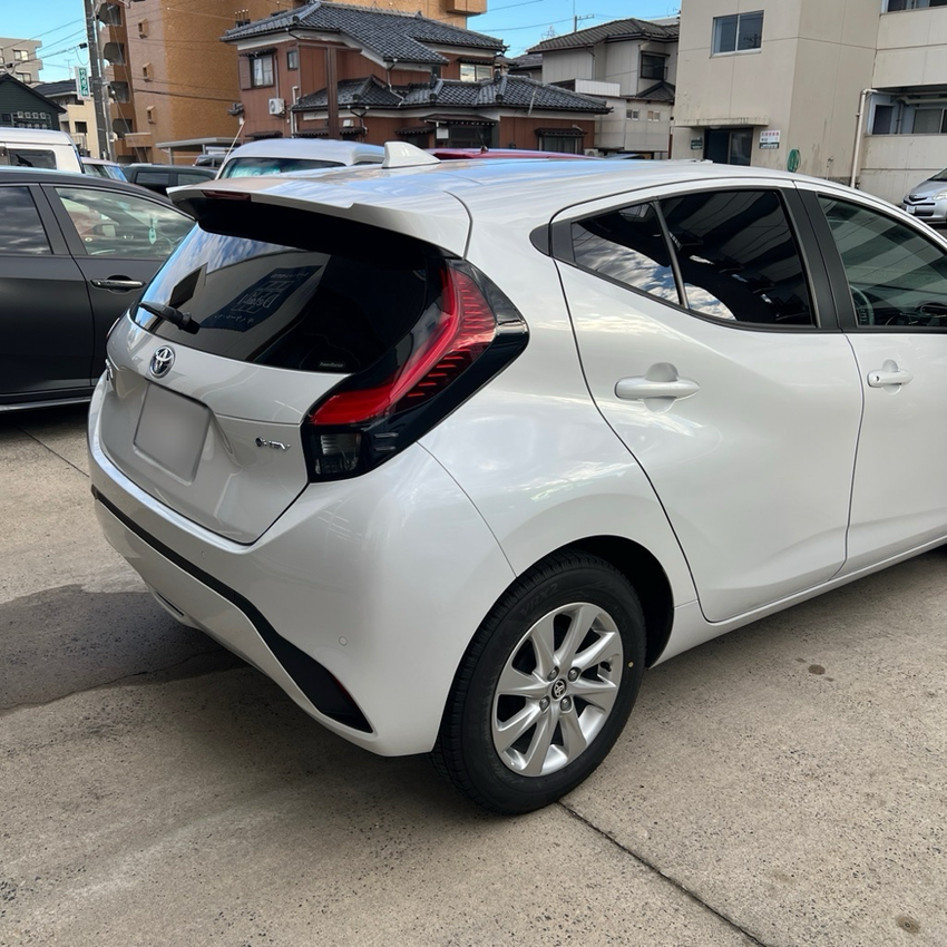 トヨタ・アクア　カーフィルム施工　遮熱スモークフィルム　リアサイド　新潟