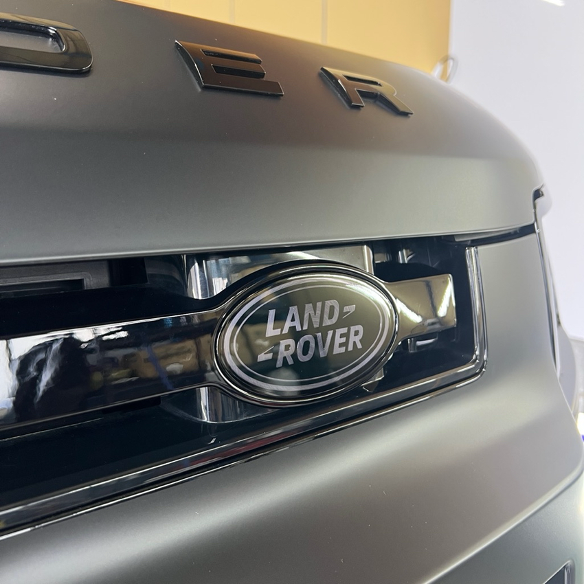 LAND ROVER DEFENDER 130　プロテクションフィルム施工　新潟　マットプロテクションフィルム　施工例　エンブレム