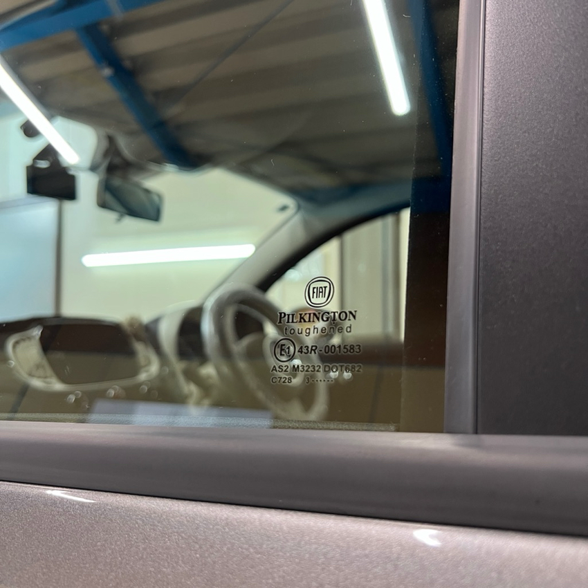 FIAT 500のフロントドアに透明遮熱フィルムIR-90HDを施工