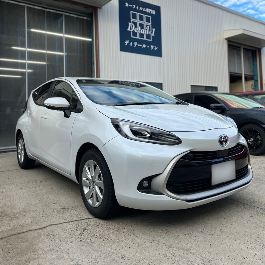 トヨタ・アクア　カーフィルム施工　遮熱スモークフィルム　施工例　新潟