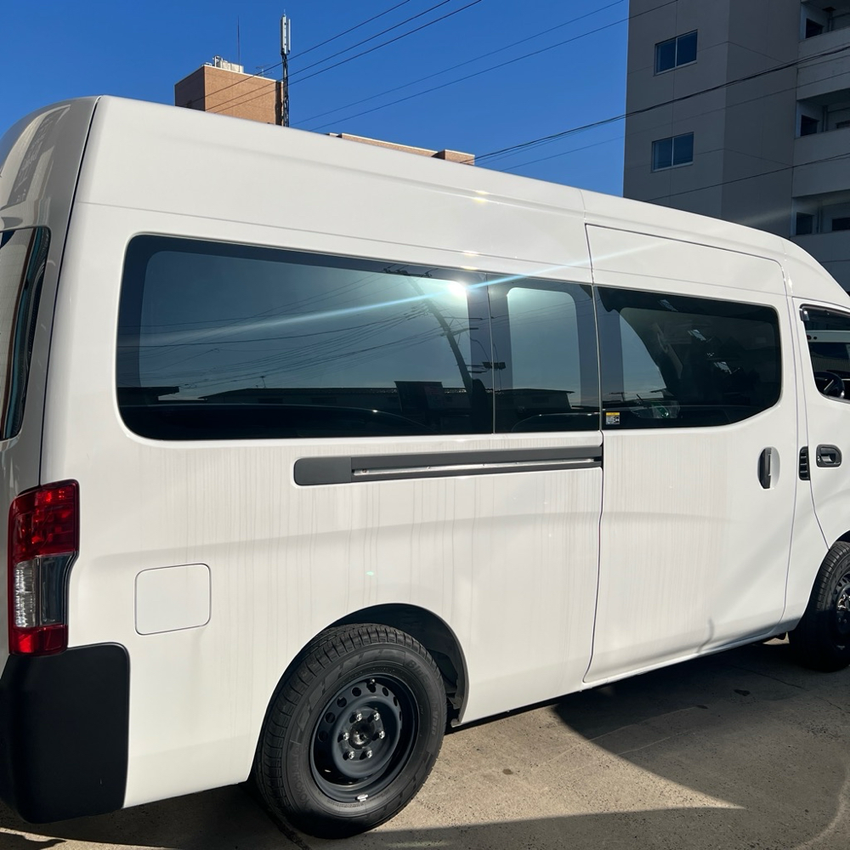 ニッサン　キャラバン　カーフィルム施工　遮熱フィルム　ブラックパール　リアサイド　施工後