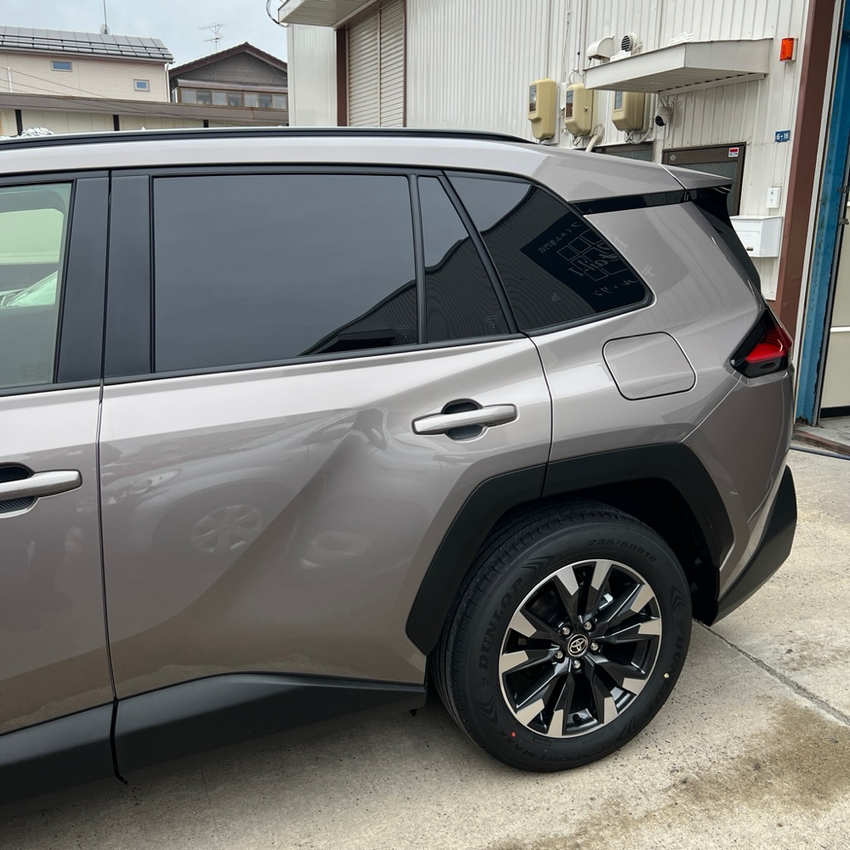 トヨタ　新型RAV4　遮熱フィルム施工　スモークフィルム　HCD-03G　新潟　リアサイド