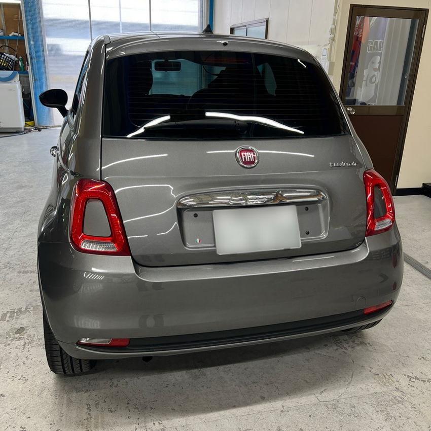 FIAT 500の後席ガラスにWINCOS Premium HCD-10Gを施工した様子①