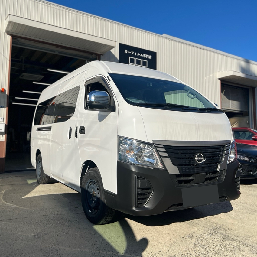 ニッサン　キャラバン　カーフィルム施工　遮熱フィルム　ブラックパール