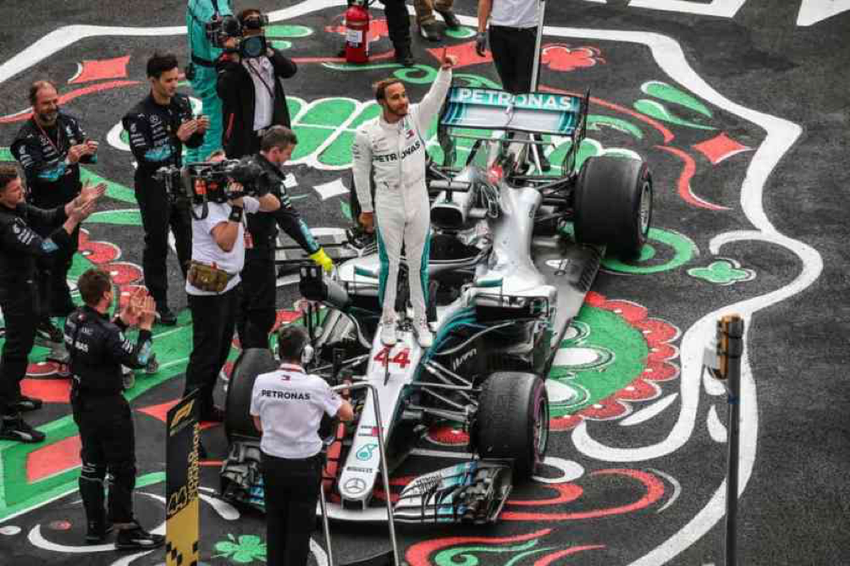 Hamilton appena uscito dalla macchina assapora la vittoria del titolo 2018
