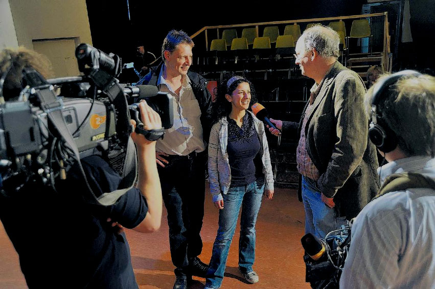 „Romeo und Julia“ als Paradebeispiel für kreative Integration: ZDF-Mitarbeiter Wolfgang Buschfort interviewte Darstellerin Pinar Camkiran und Regisseur Martin Goltsch vom „THEATERAUSBRUCH“. Foto: Andreas Herrmann